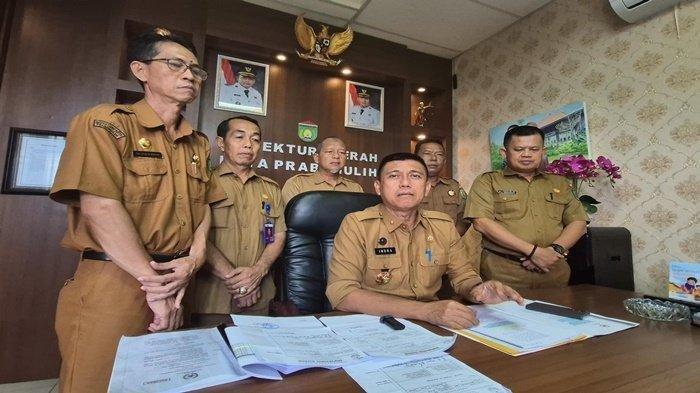 ASN BOLOS KERJA -- Inspektur Daerah Kota Prabumulih Indra Bangsawan didampingi para Irban kepada wartawan di ruang kerjanya, Selasa (29/4/2025). Dalam wawancara Indra Bangsawan mengungkapkan ada 6 ASN yang bolos bekerja selama 2 dan 3 tahun bahkan ada yang sejak 10 tahun terakhir bolos bekerja.