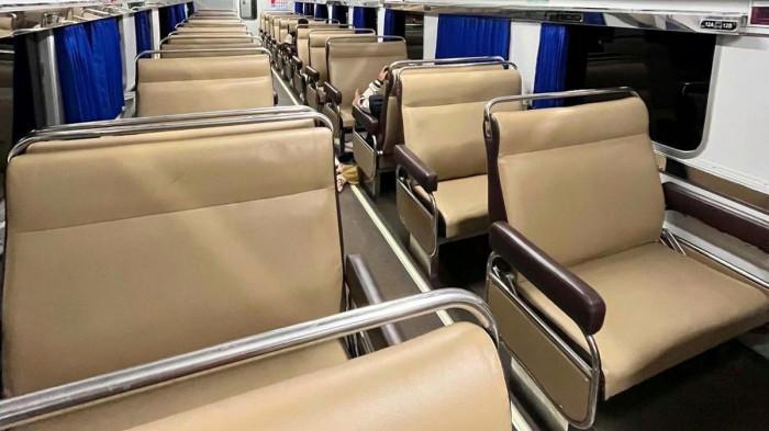 KERETA KELAS BISNIS - PT Kereta Api Indonesia (Persero) resmi menghentikan operasional kereta api kelas Bisnis per tanggal 15 Juli 2025. Kini kelas Bisnis digantikan dengan kereta kelas Ekonomi yang memiliki fasilitas mirip kelas Eksekutif.