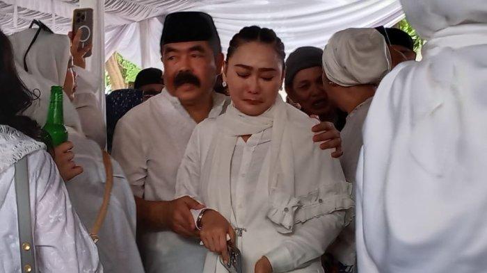 PEMAKAMAN TITIEK PUSPA -  Inul Daratista yang didampingi suaminya, Adam Suseno, menganis saat prosesi pemakaman yang berlangsung khidmat di Tanah Kusir, Jumat (11/4/2025).