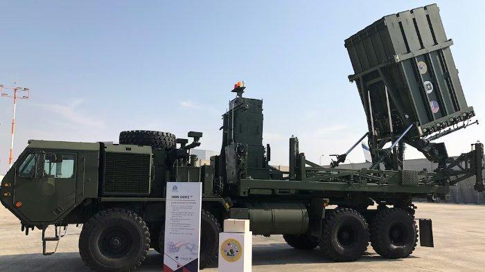 Sistem antirudal Iron Dome milik Angkatan Darat AS berada di landasan Bandara Ben Gurion di Israel pada tahun 2020.