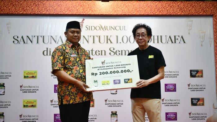 SANTUNAN RAMADAN - Direktur Sido Muncul, Dr. (H.C.) Irwan Hidayat secara simbolis menyerahkan secara langsung santunan berupa uang tunai senilai total Rp200 juta kepada 1.000 kaum dhuafa dalam acara di pendopo Agrowisata Pabrik Sido Muncul, Kabupaten Semarang pada Jumat (21/3/2025) sore.