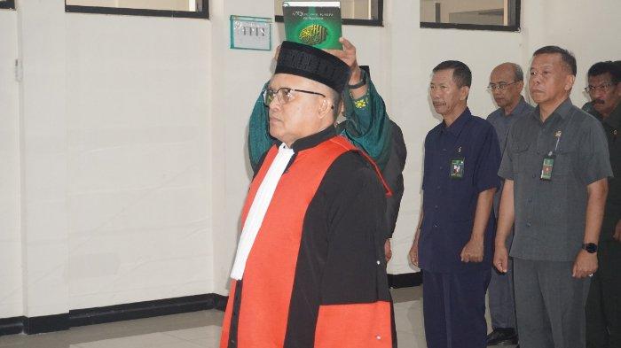 Isnurul S Arif saat diambil sumpahnya ketika awal menjabat sebagai Wakil Ketua Pengadilan Tinggi Pontianak, Kalimantan Barat.