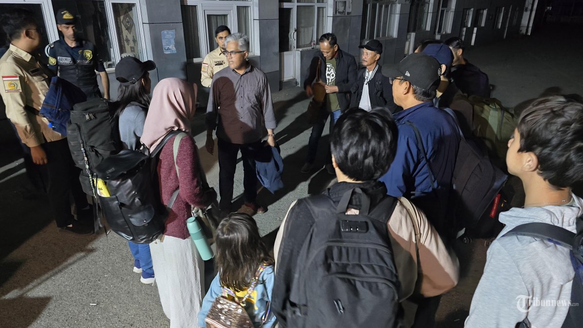 EVAKUASI WNI - Kepala Biro Dukungan Strategis Pimpinan Kemlu, Rolliansyah (Roy) Soemirat sedang mengkoordinir proses evakuasi para Warga Negara Indonesia (WNI) dari Iran pada Sabtu (21/6/2025). Roy berada di Baku, Azerbaijan ditugaskan Menlu RI untuk membantu proses evakuasi WNI dari Iran. Pada tahap I, 97 orang berhasil dievakuasi dari Iran. TRIBUNNEWS/HO/KEMLU RI