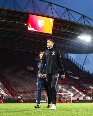 Pemain Timnas Indonesia Ivar Jenner sebelum memperkuat Jong FC Utrecht pada sebuah pertandingan di kompetisi Eerste Divisie 2024/2025.