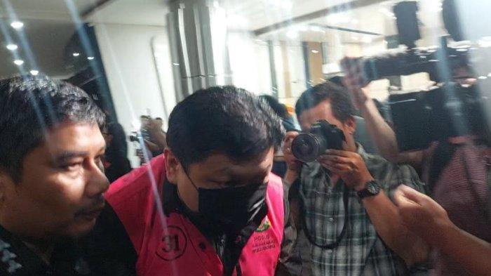 KORUPSI KREDIT BANK - Mantan Direktur Utama dan Komisaris Utama PT Sri Rejeki Isman (Sritex) Iwan Setiawan Lukminto saat digiring jaksa ke mobil tahanan usai ditetapkan sebagai tersangka di Gedung Bundar Kejagung RI, Jakarta, Rabu (21/5/2025). Iwan dan dua mantan petinggi bank BUMD ditetapkan sebagai tersangka kasus dugaan korupsi pemberian kredit bank yang merugikan negara Rp692 miliar.
