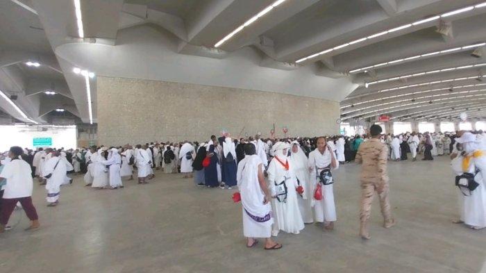 JAMARAT MINA - Jamaah Haji Indonesia melempar jumrah aqabah di Mina, Jumat (6/6/2025).