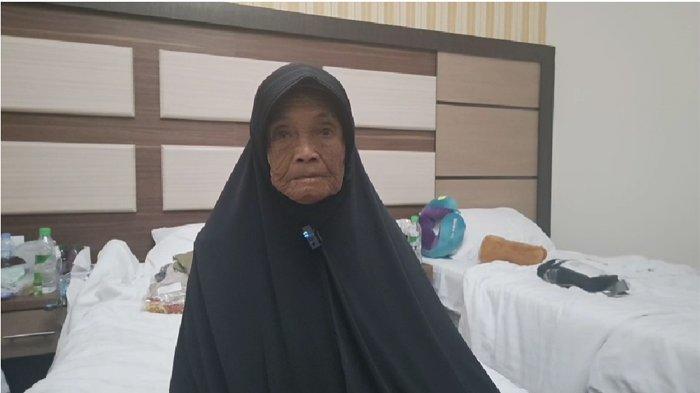 JEMAAH HAJI LANSIA - Sutiah, jemaah asal Lampung berusia 107 tahun yang telah tiba di Madinah, Arab Saudi. (MCH 2025)