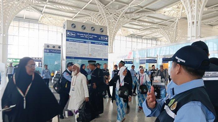 JEMAAH HAJI KHUSUS - Sebanyak 41 jemaah haji khusus gelombang pertama tiba di Bandara Internasional Pangeran Mohammad bin Abdul Aziz (Bandara AMAA), Madinah, Selasa (13/5/2025) pukul 09.40 WAS.