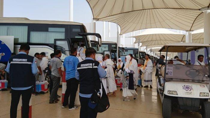 JEMAAH HAJI TIBA DI JEDDAH - Jemaah haji kloter JKS 35 tiba di Bandara Internasional King Abdul Azis Jeddah, Minggu (19/5/2025) siang. Sebanyak 220 jemaah yang terpisah dari rombongan diberangkatkan dari Madinah menuju ke Makkah, Senin (20/5/2025).