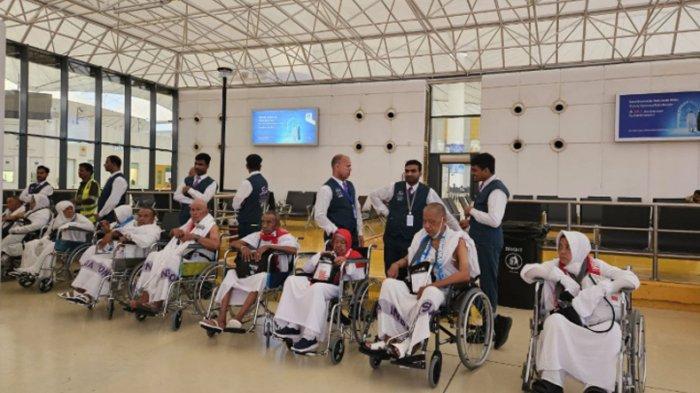 MENUJU MAKKAH - Jemaah Kloter 04 Embarkasi BTJ (Aceh) tiba di Jeddah, Rabu (21/5/2025). Hari ini, 8000-an jamaah haji tiba dari Tanah Air, Jeddah dan langsung ke Makkah.