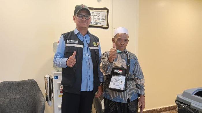 JEMAAH TERSESAT - Mispari jemaah haji Kloter 39 SUB bersama Kasi MCH Bandara Husni Anggoro sesaat setelah kembali ke  SEDRT Al Madinah Hotel tempatnya menginap. Mispari sempat tertinggal teman-temannya di Masjid Nabawi Madinah hingga tak bisa kembali ke hotel. 