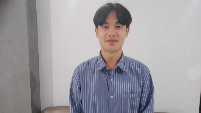 PESERTA BPJS KESEHATAN - Akihito Fujiwara, mahasiswa Univeristas Sebelas Maret (UNS) Surakarta dari Jepang saat dijumpai pada Senin (22/6/2025). Mahasiswa jurusan Sosiologi itu mengaku terbantu dengan BPJS Kesehatan.