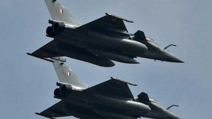 JET TEMPUR INDIA - Manuver udara yang dilakukan jet tempur India. Negara yang berseteru dengan Pakistan itu berencana membangun jet tempur siluman bagi Angkatan Udara mereka. Saat ini skuadron AU India sebagian besar pesawat menggunakan Rusia dan bekas Soviet.