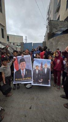 JK SELAMAT ULANG TAHUN - Anak-anak Gaza membawa poster bergambar Jusuf Kalla di tengah kamp pengungsian, ucapkan selamat ulang tahun dengan penuh haru.