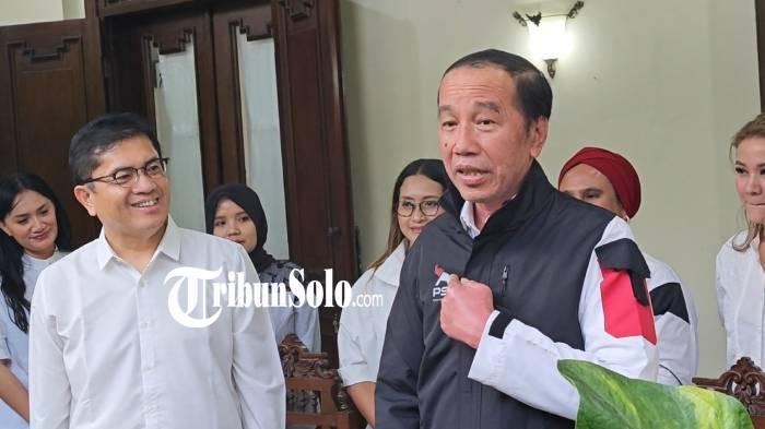JOKOWI DIUNDANG PSI - Sejumlah pimpinan DPP Partai Solidaritas Indonesia (PSI) menyerahkan jaket dengan logo baru ke Presiden ke-7 RI Joko Widodo (Jokowi) di kediaman Sumber, Banjarsari, Kota Surakarta, Jawa Tengah, pada Kamis (17/7/2025). Jokowi diundang untuk menghadiri Kongres PSI 19-20 Juli 2025 di Solo.