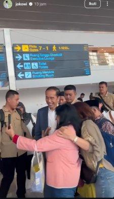 JOKOWI SELFIE DENGAN WARGA SEBELUM KE VATIKAN