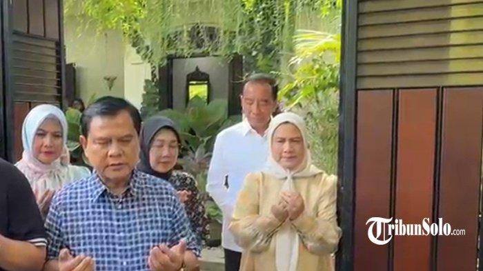 JOKOWI ULTAH - Presiden ke-7 RI Joko Widodo (Jokowi) saat berada di depan kediamannya, Sumber, Solo, Sabtu (21/6/2025). Pada tanggal 21 Juni ini, Jokowi merayakan ulang tahunnya yang ke-64. Jokowi merayakan ulang tahun dengan cara sederhana yakni menggelar syukuran tumpeng bersama keluarga dan masyarakat yang datang ke kediamannya