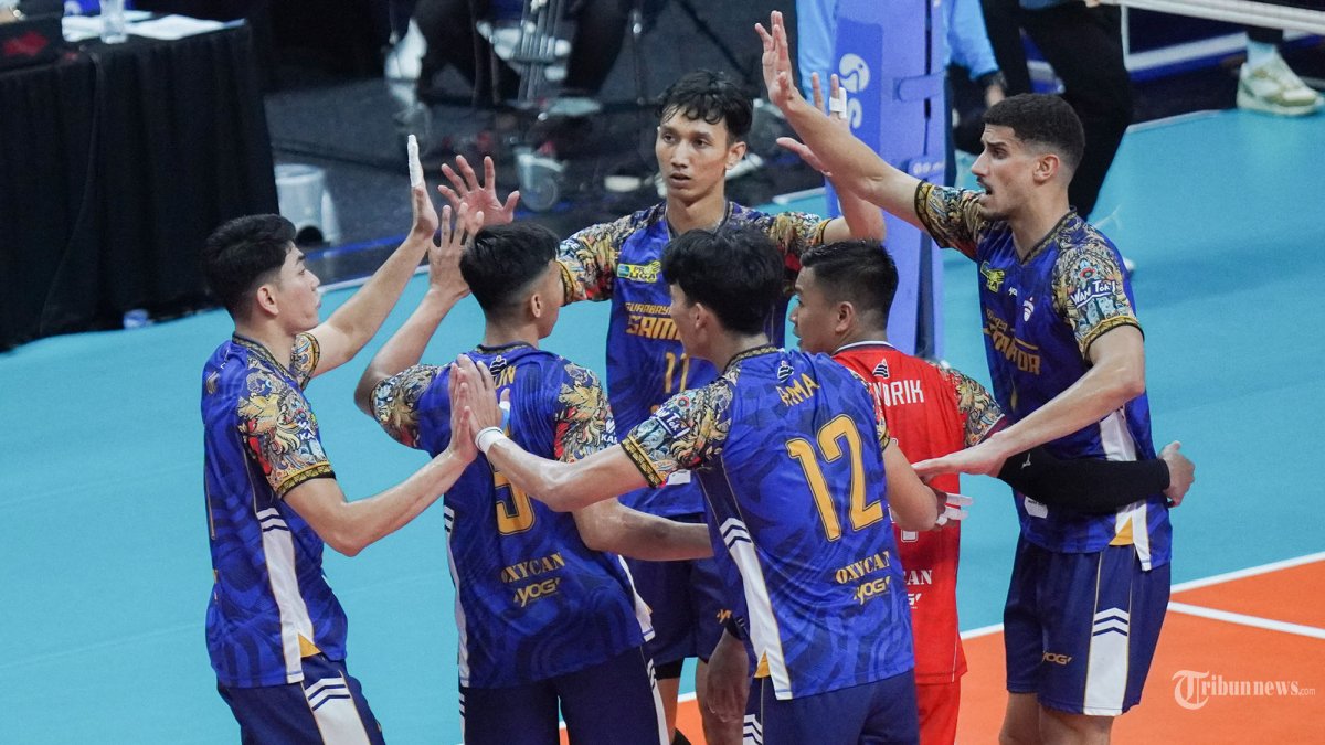 PROLIGA 2025 - Para pevoli Jakarta LavAni Livin Transmedia bertanding melawan tim voli putra Surabaya Samator dalam seri ketiga Final Four Proliga 2025 di Gor Sritex Arena, Solo, Kamis (1/5/2025). Jakarta Lavani comeback dramatis dengan kemenangan 3-2 (21-25, 23-25, 25-23, 25-11, 15-13) atas Surabaya Samator. Tribun Solo/Muhammad Nursina
