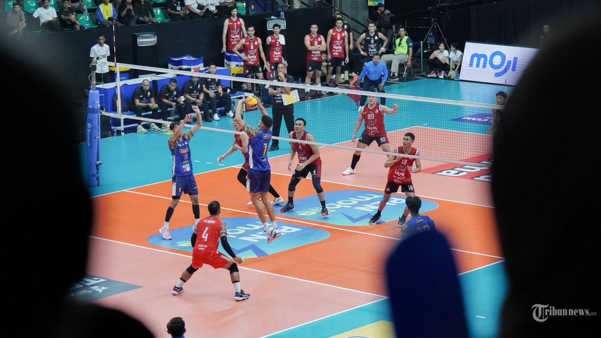 PROLIGA 2025 - Para pevoli Jakarta LavAni Livin Transmedia bertanding melawan tim voli putra Surabaya Samator dalam seri ketiga Final Four Proliga 2025 di Gor Sritex Arena, Solo, Kamis (1/5/2025). Jakarta Lavani comeback dramatis dengan kemenangan 3-2 (21-25, 23-25, 25-23, 25-11, 15-13) atas Surabaya Samator. Tribun Solo/Muhammad Nursina