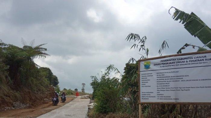 JALUR ALTERNATIF - Polisi sampai memberlakukan sistem satu arah untuk mengurai panjangnya antrean kendaraan dari arah Jakarta yang akan menuju Puncak, Minggu (26/1/2025).