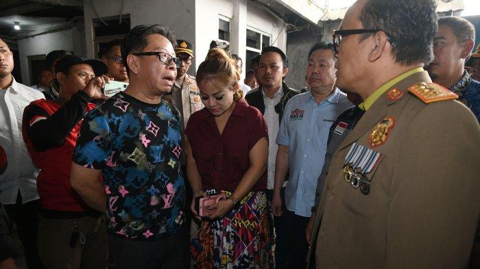 DIDATANGI WAMEN - Jan Hwa Diana dan suami saat didatangi Wakil Menteri Tenaga Kerja Immanuel Ebenezer yang didampingi Wawali Surabaya Armuji di UD Sentoso Seal di Margomulyo Surabaya, Kamis (17/4/2025) lalu.