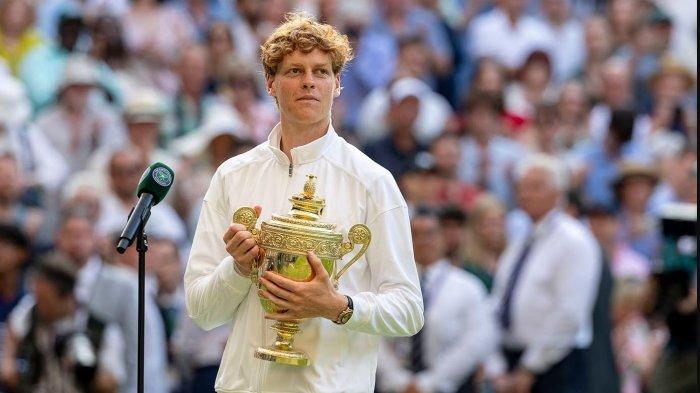 SINNER JUARA WIMBLEDON - Jannik Sinner resmi mencetak sejarah sebagai juara Wimbledon 2025 setelah mengalahkan Carlos Alcaraz dengan skor 4-6, 6-4, 6-4, 6-4, Minggu (13/7).