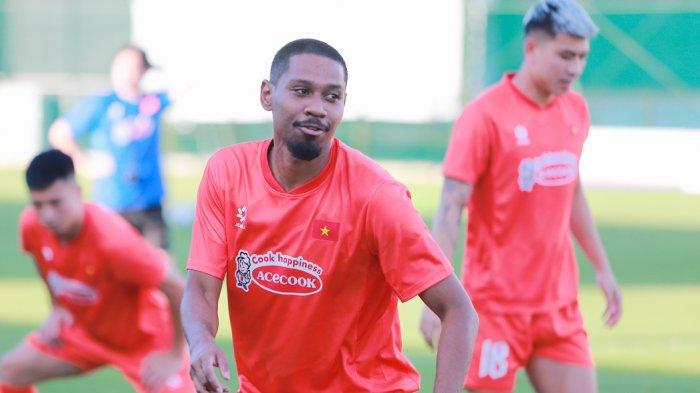 LATIHAN VIETNAM - Pemain naturalisasi terbaru keturunan Prancis, Pendant Quang Vinh dalam sesi latihan Timnas Vietnam menjelang menghadapi Malaysia di Kualifikasi Piala Asia 2027, 10 Juni 2025 mendatang. (Facebook VFF - 3/6/2025)