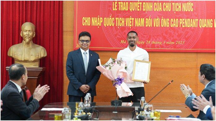 NATURALISASI VIETNAM - Pemain kelahiran Prancis dan berdarah Vietnam, Jason Pendant atau dengan nama lain Cao Quang Vinh, mendapat berkas kewarganegaraan Vietnam, Jumat (28/3/2025). (Facebook VFF - 28/3/2025)