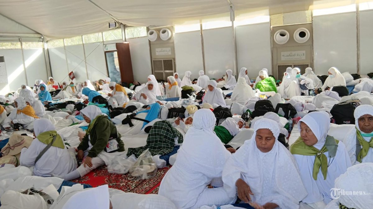 Sejumlah Jemaah Haji Indoensia yang tengah melakukan Wukuf di Arafah. Arab Saudi. Kamis (5/6/2025). Setelah mengikuti proses wukuf, jemaah haji Indonesia secara bertahap akan diberangkatkan ke Muzdalifah mulai pukul 19.00 WAS atau setelah masuk waktu Magrib. (TRIBUNNEWS.COM/Dewi Aguistina)