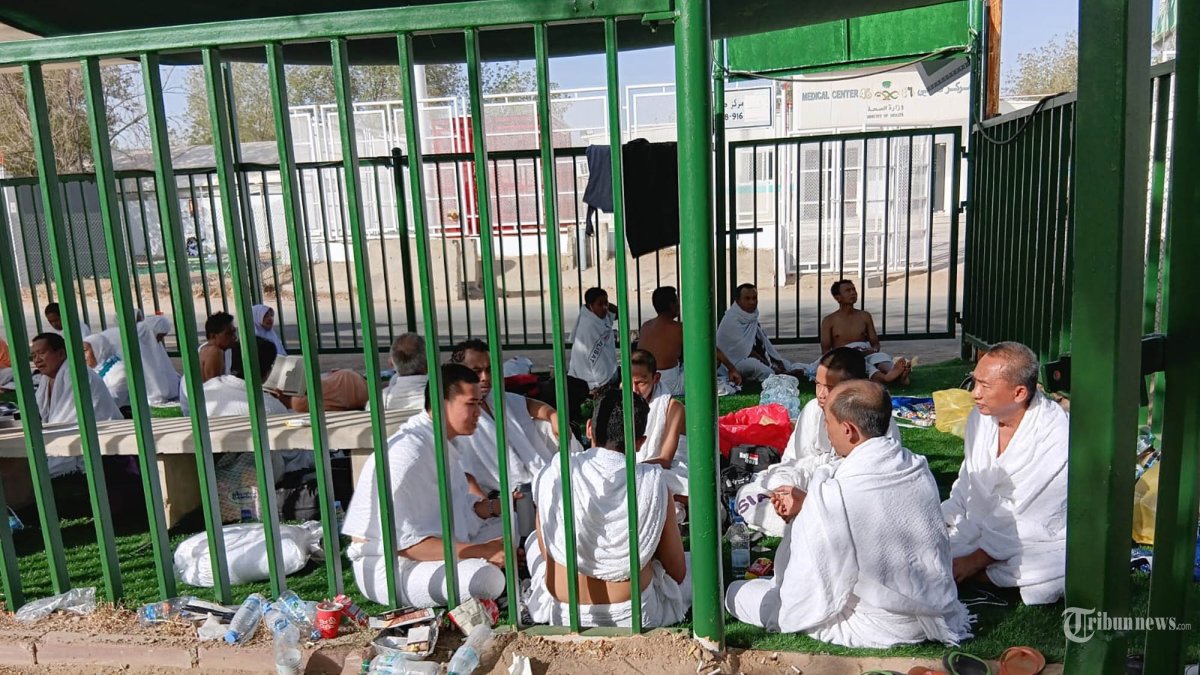 Sejumlah Jemaah Haji Indoensia yang tengah melakukan Wukuf di Arafah. Arab Saudi. Kamis (5/6/2025). Setelah mengikuti proses wukuf, jemaah haji Indonesia secara bertahap akan diberangkatkan ke Muzdalifah mulai pukul 19.00 WAS atau setelah masuk waktu Magrib. (TRIBUNNEWS.COM/Dewi Aguistina)