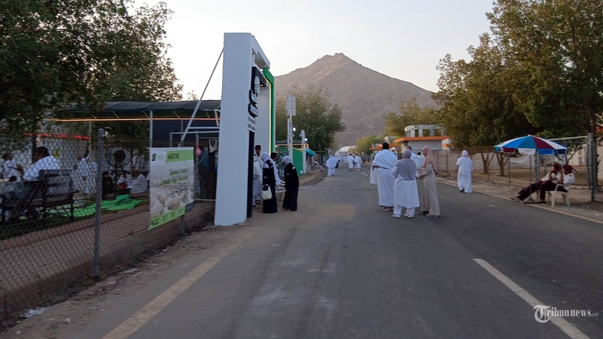 Sejumlah Jemaah Haji Indoensia yang tengah melakukan Wukuf di Arafah. Arab Saudi. Kamis (5/6/2025). Setelah mengikuti proses wukuf, jemaah haji Indonesia secara bertahap akan diberangkatkan ke Muzdalifah mulai pukul 19.00 WAS atau setelah masuk waktu Magrib. (TRIBUNNEWS.COM/Dewi Aguistina)
