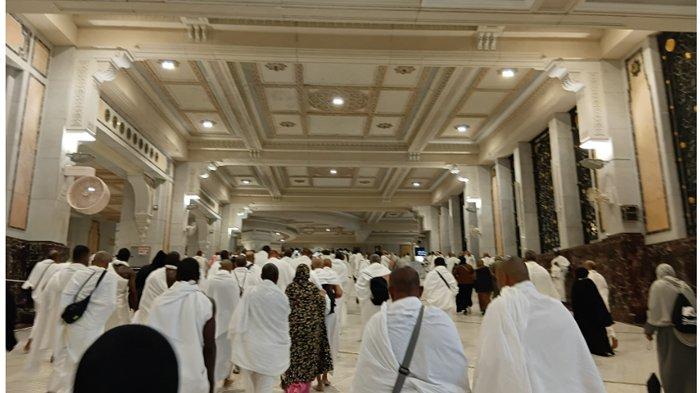 MASJIDIL HARAM PADAT - Suasana Masjidil Haram dipenuhi jemaah haji yang melaksanakan ibadah umrah, Senin (26/5/2025) siang hingga malam hari. Para jemaah sedang melaksanakan Sai. (Media Center Haji/MCH 2025/Dewi Agustina)