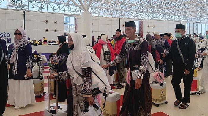JEMAAH PULANG - Jemaah haji Kloter UPG 13 sesaat sebelum bertolak kembali ke tanah air melalui Bandara Internasional King Abdul Aziz, Jeddah, Arab Saudi, Kamis (19/6/2025) sore.