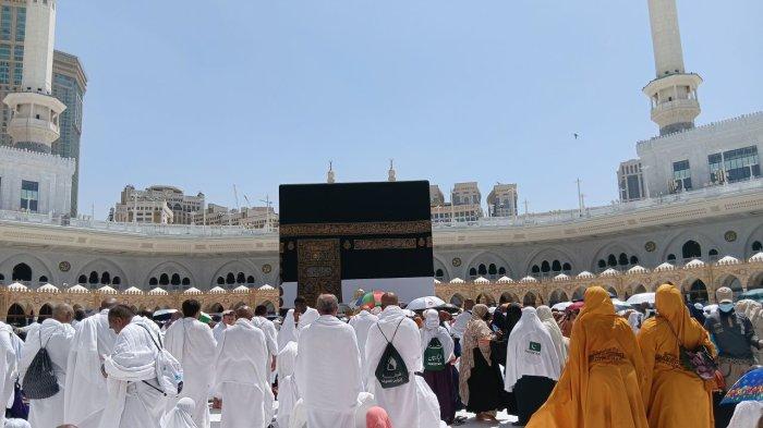 TAWAF - Jemaah haji tengah melaksanakan tawaf mengelilingi Kabah di Masjidil Haram, Makkah, Arab Saudi, Selasa (10/6/2025). Sebelum meninggalkan Kota Makkah, jemaah haji wajib hukumnya untuk melaksanakan Thawaf Wada' dan diimbau tidak dilakukan secara buru-buru. .
