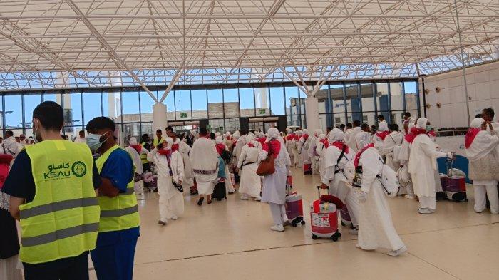 IBADAH HAJI 2025 - Jemaah haji Kloter UPG 33 embarkasi Makassar usai mendarat di Bandara Internasional King Abdul Azis Jeddah, Arab Saudi, Minggu (25/5/2025).