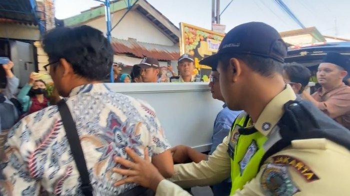 JENAZAH TIBA - Jenazah diplomat muda Kemlu, Arya Daru Pangayunan, sudah tiba di rumah duka di Jalan Munggur, Dusun Jombang, Padukuhan Karangbendo, Kecamatan Banguntapan, Kabupaten Bantul, DI Yogyakarta, pada Rabu (9/7/2025) sekira pukul 15.45 WIB. Almarhum rencananya akan dimakamkan sore ini juga.