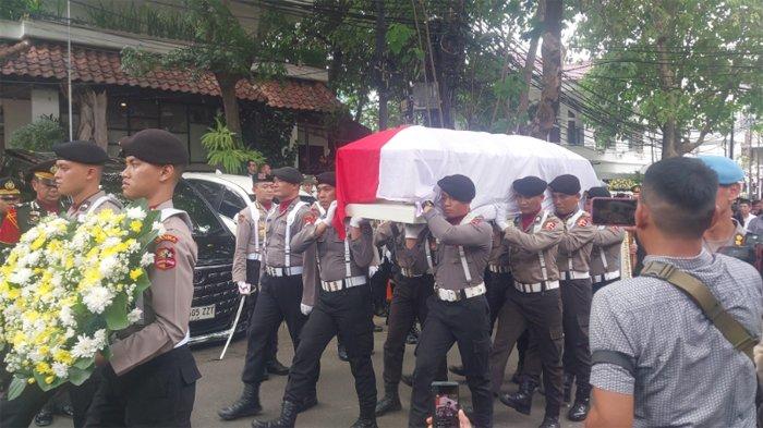 PROSESI PEMBERANGKATAN JENAZAH - Jenazah Eks Wakapolri Komjen Pol Purn Syafruddin Kambo akan dimakamkan di Taman Makam Pahlawan (TMP) Kalibata, Jakarta Selatan, Jumat (20/2/2025). Sejumlah tokoh bangsa hadir melayat sebelum jenazah diberangkatkan.