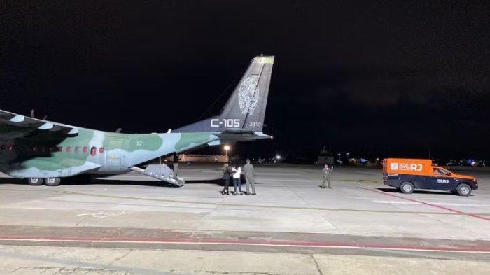 JENAZAH TIBA - Pesawat militer Angkatan Udara Brasil (FAB) mengangkut jenazah Juliana Marins tiba di Pangkalan Udara Galeão (BAGL) Brasil kemarin malam.