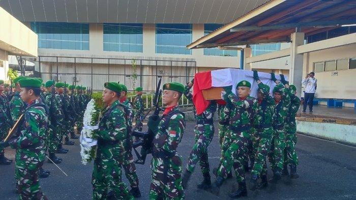 KORBAN LEDAKAN AMUNISI - Jenazah Pratu Afrio Setiawan tiba di Bandara Sam Ratulangi, Manado, Rabu (14/5/2025) pagi. Upacara pelepasan Jenazah Pratu Afrio Setiawan dipimpin oleh Dandim 1309 Manado.