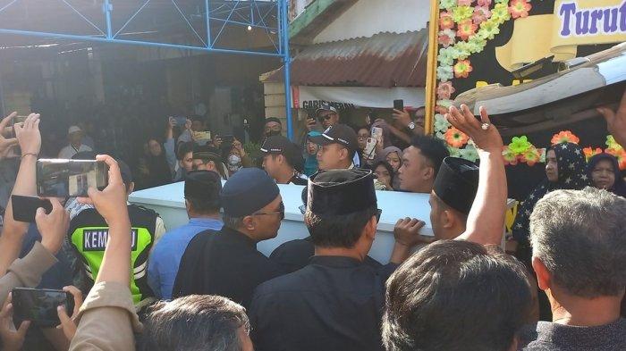 Jenazah diplomat ADP saat tiba di rumah duka di Banguntapan, Bantul, Yogyakarta, Rabu (9/7/2025)