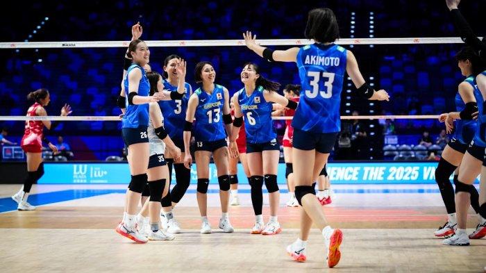PEVOLI JEPANG - Outside Hitter Jepang, Miku Akomoto berselebrasi dengan rekan setimnya ketika melakoni laga antara Thailand vs Jepang dalam lanjutan VNL 2025 putri di Hong Kong, China, pada 18 Juni 2025. (Foto: Volleyballworld)