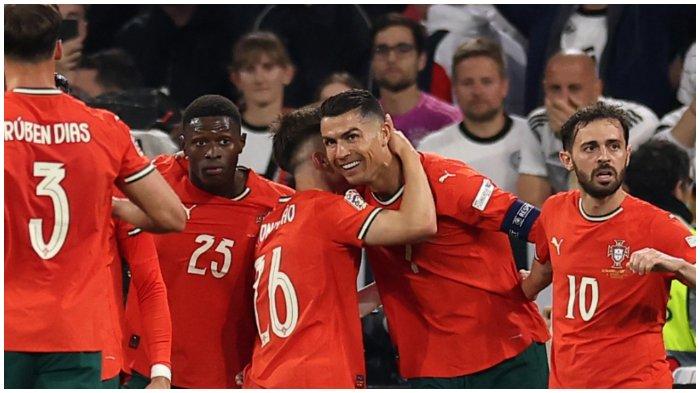 CR7 RAYAKAN GOL - Cristiano Ronaldo merayakan gol yang dicetak ke gawang Jerman bersama rekan-rekannya pada pertandingan UEFA Nations League antara Jerman vs Portugal, Kamis (5/6/2025).
