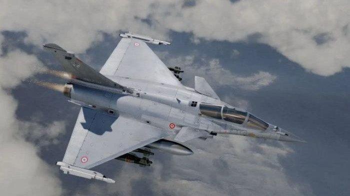MANUVER UDARA -  Jet tempur Dassault Rafale buatan Prancis bermanuver di udara. Jet ini dilaporkan diminati Indonesia untuk memodernisasi Angkatan Udaranya.