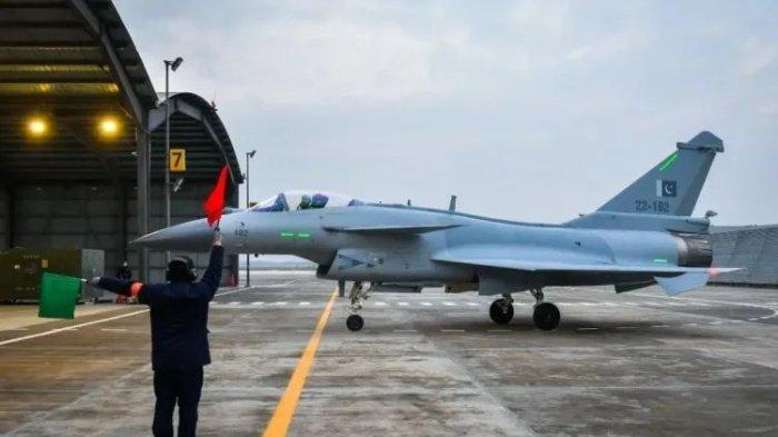 SKUADRON COBRA - Jet tempur J-10C Pakistan yang digunakan skuadron 15 Cobra Angkatan Udara negara tersebut. Jet tempur buatan China ini digunakan para pilot Pakistan untuk menembak enam jet India, termasuk 3 jet Rafale buatan Perancis, pada pertempuran udara, 7 Mei 2025 silam.