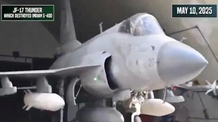 PAKAI RUDAL CHINA - Jet tempur JF-17 Pakistan dilengkapi dengan rudal hipersonik CM-400AKG buatan China. Rudal ini dilaporkan menghantam pertahanan udara S-400 India buatan Rusia.