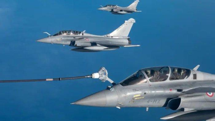 ISI BAHAN BAKAR - Jet tempur Rafale buatan Prancis saat mengisi bahan bakar sambil tetap mengudara.
