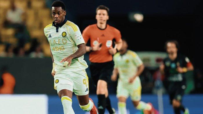 MENGGIRING BOLA - Jhon Duran saat menggiring bola pada laga Al Nassr vs Al Khaleej di Al Awwal Park, Riyadh, dalam lanjutan matchday ke-33 Liga Arab Saudi 2024/2025, Kamis (22/5/2025) dini hari WIB. (Foto diunduh dari Instagram Al Nassr - 22/5/2025)