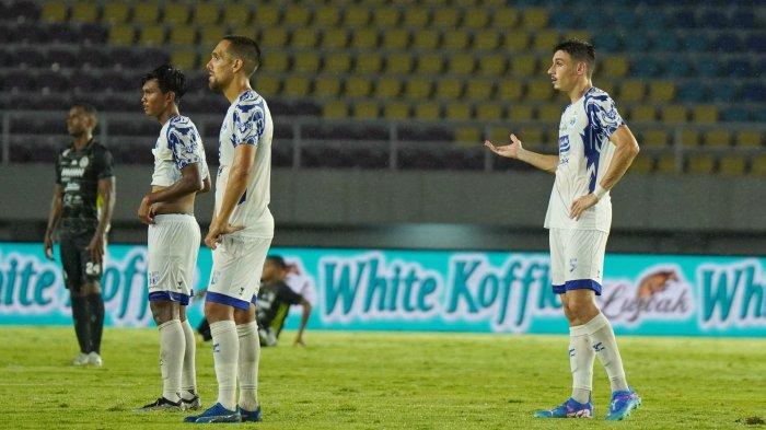 Ekspresi pesepak bola PSIS Semarang, Joao Ferrari (kanan) saat menunggu keputusan wasit dalam pertandingan melawan PSS Sleman lanjutan Liga 1 di Stadion Manahan, Solo, Selasa (17/12/2024) malam.