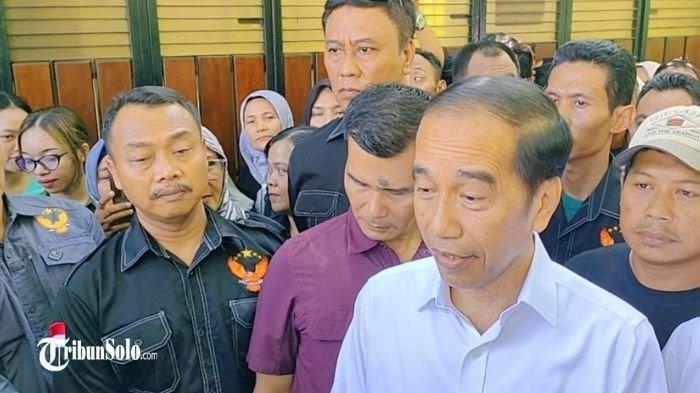 DITAGIH IJAZAH - Sekelompok massa mendatangi kediaman Mantan Presiden Joko Widodo di Sumber, Banjarsari, Solo, Rabu (16/4/2025). Mereka menuntut Jokowi menunjukkan ijazahnya namun Jokowi menolak.