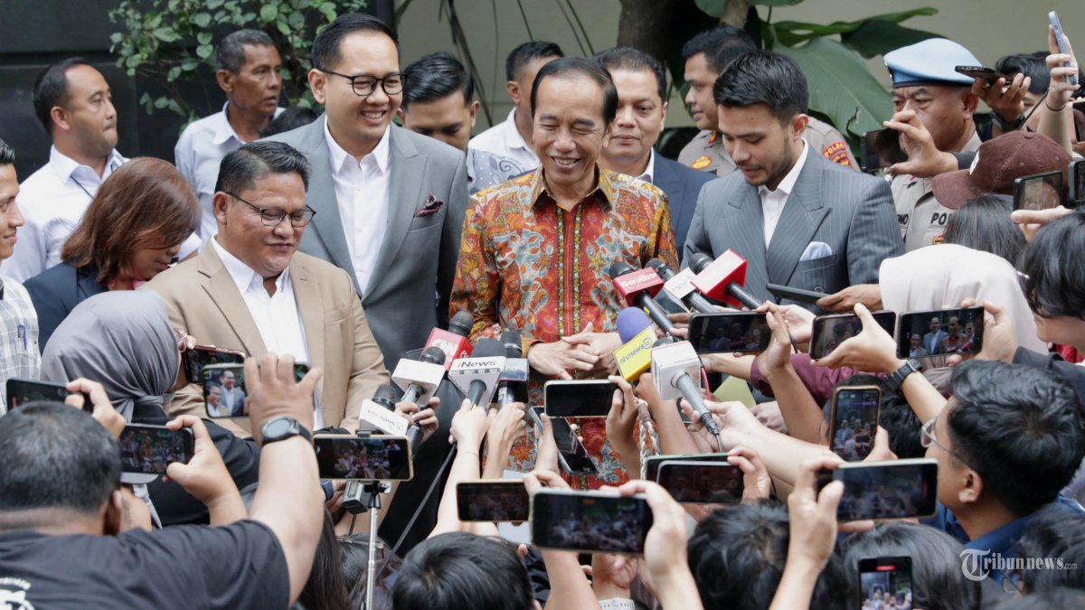 JOKOWI LAPOR - Presiden ke-7 RI Joko Widodo usai memberikan pelaporan di Gedung Ditreskrimum Polda Metro Jaya, Jakarta, Rabu (30/4/2025). Presiden ke-7 RI Joko Widodo memberikan pelaporan soal tudingan ijazah palsu yang dituduhkan kepada dirinya. TRIBUNNEWS/IRWAN RISMAWAN